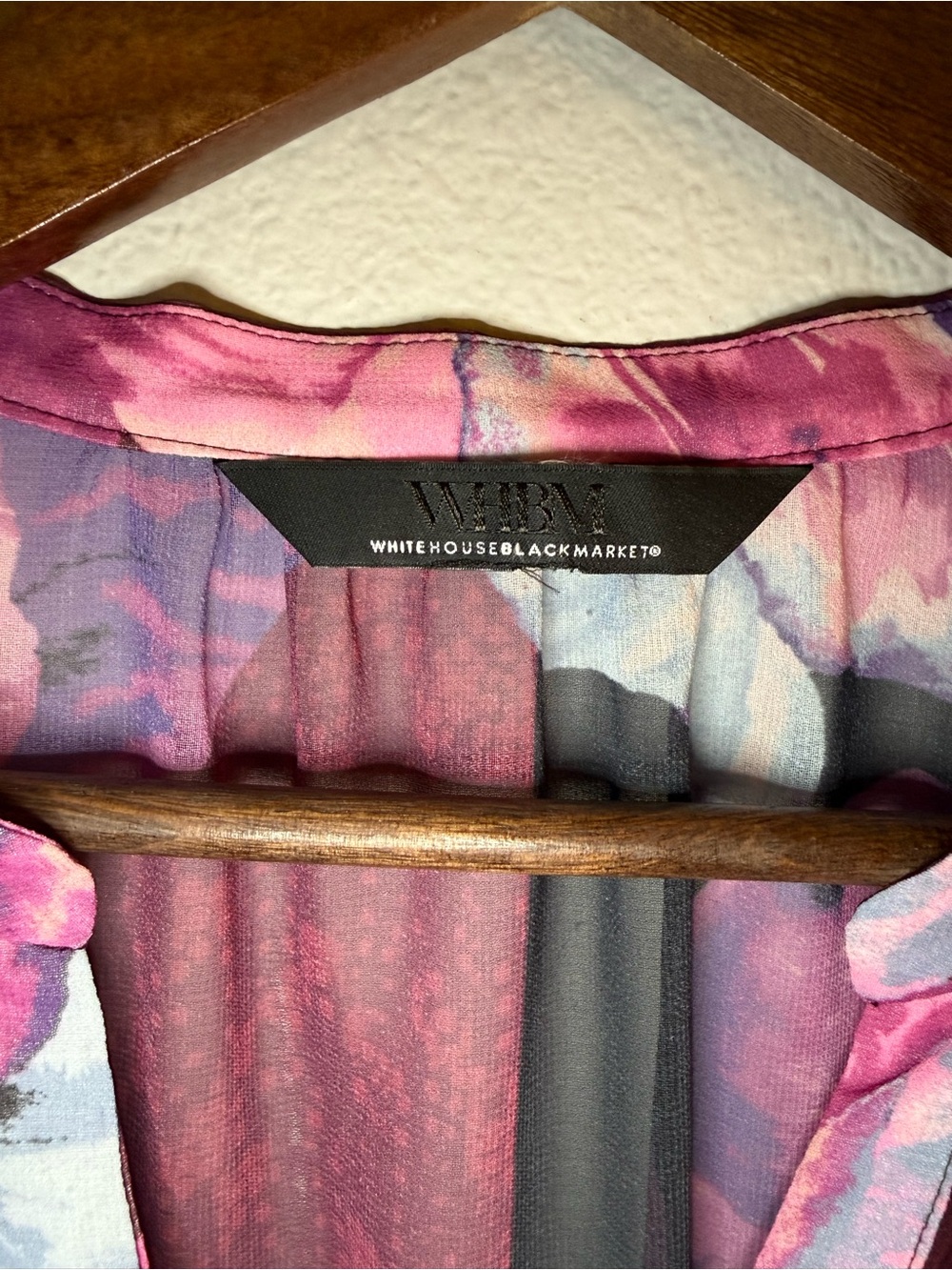 White House Black Market Pink and Purple Floral V-Neck Blouse - Picture 5 of 7